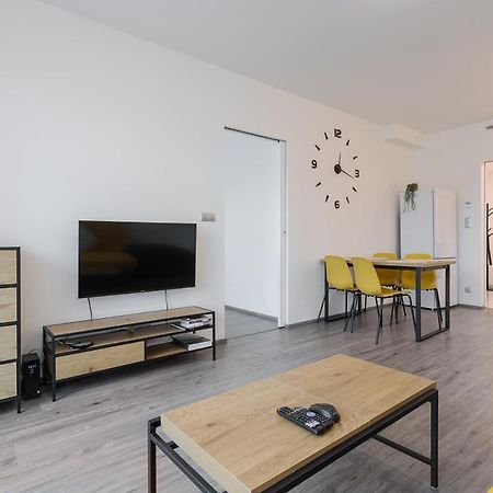 Yellow Apartment With Parking Prague Exterior photo