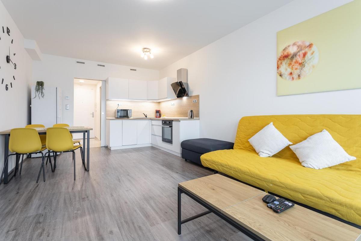 Yellow Apartment With Parking Prague Exterior photo